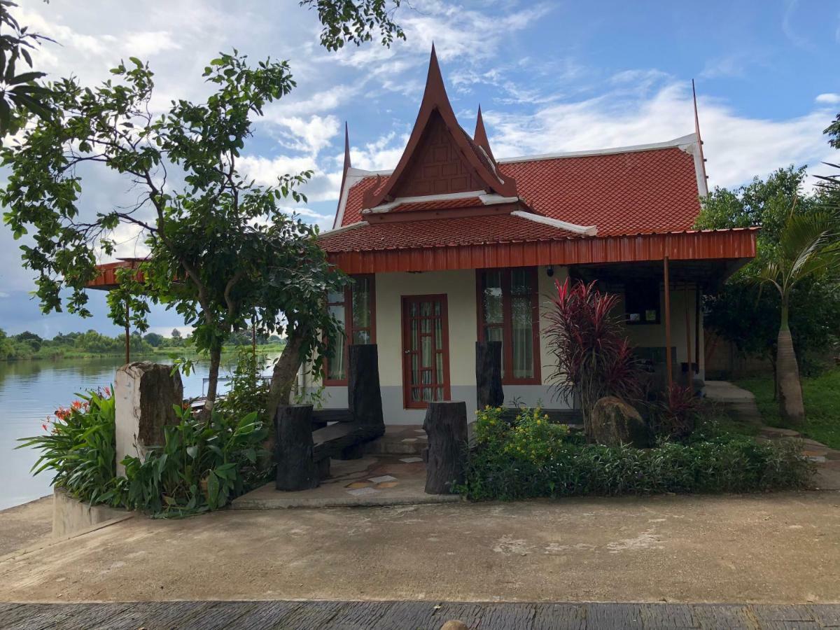 Ruen Thai Ban Rim Nam Kamphaeng Phet Exterior foto