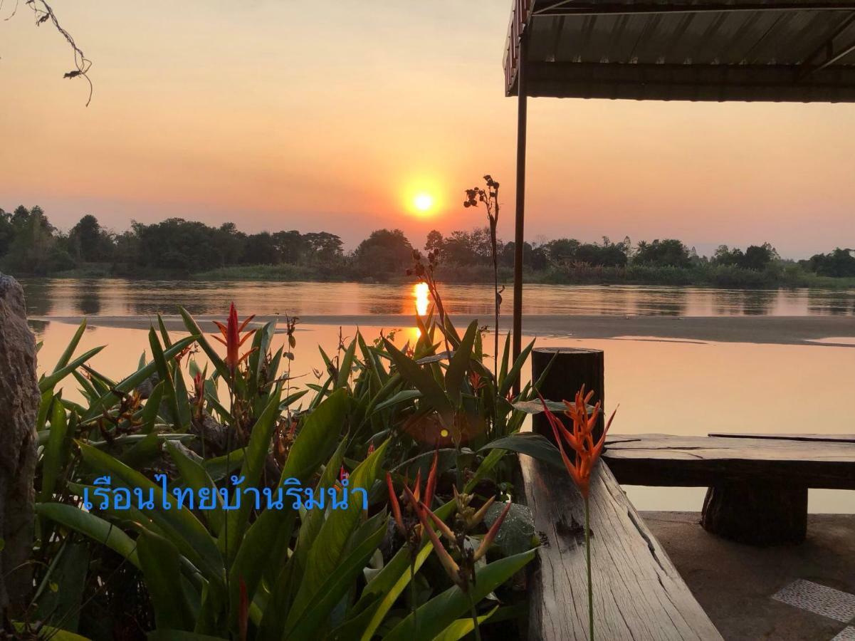 Ruen Thai Ban Rim Nam Kamphaeng Phet Exterior foto
