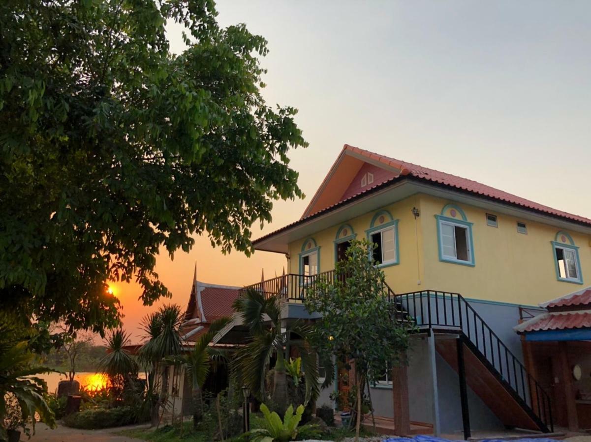 Ruen Thai Ban Rim Nam Kamphaeng Phet Exterior foto