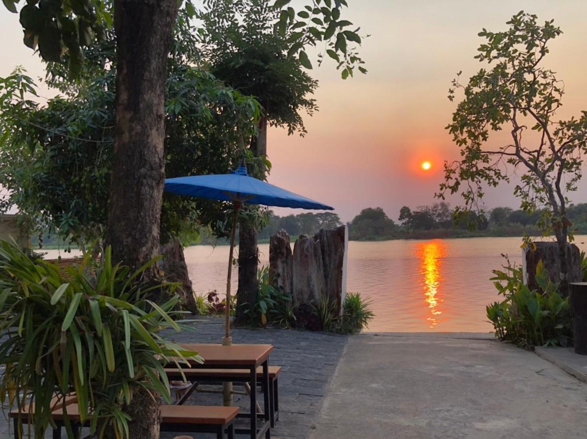 Ruen Thai Ban Rim Nam Kamphaeng Phet Exterior foto
